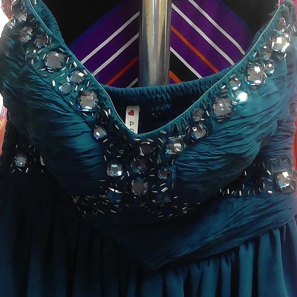 *** STUNNING GOWN *** - Picture 2 of 4